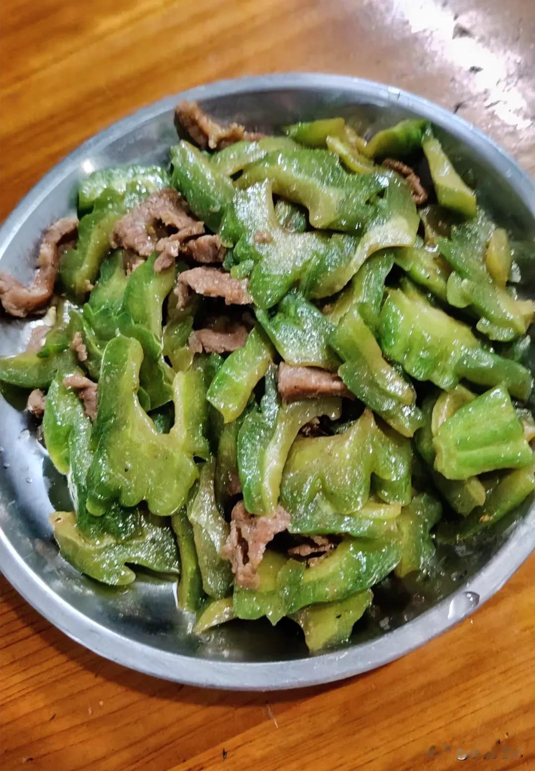 #每日三餐打卡#
三伏天吃苦，胜似进补，论起清热解暑，非苦瓜莫属。广东人家的苦瓜