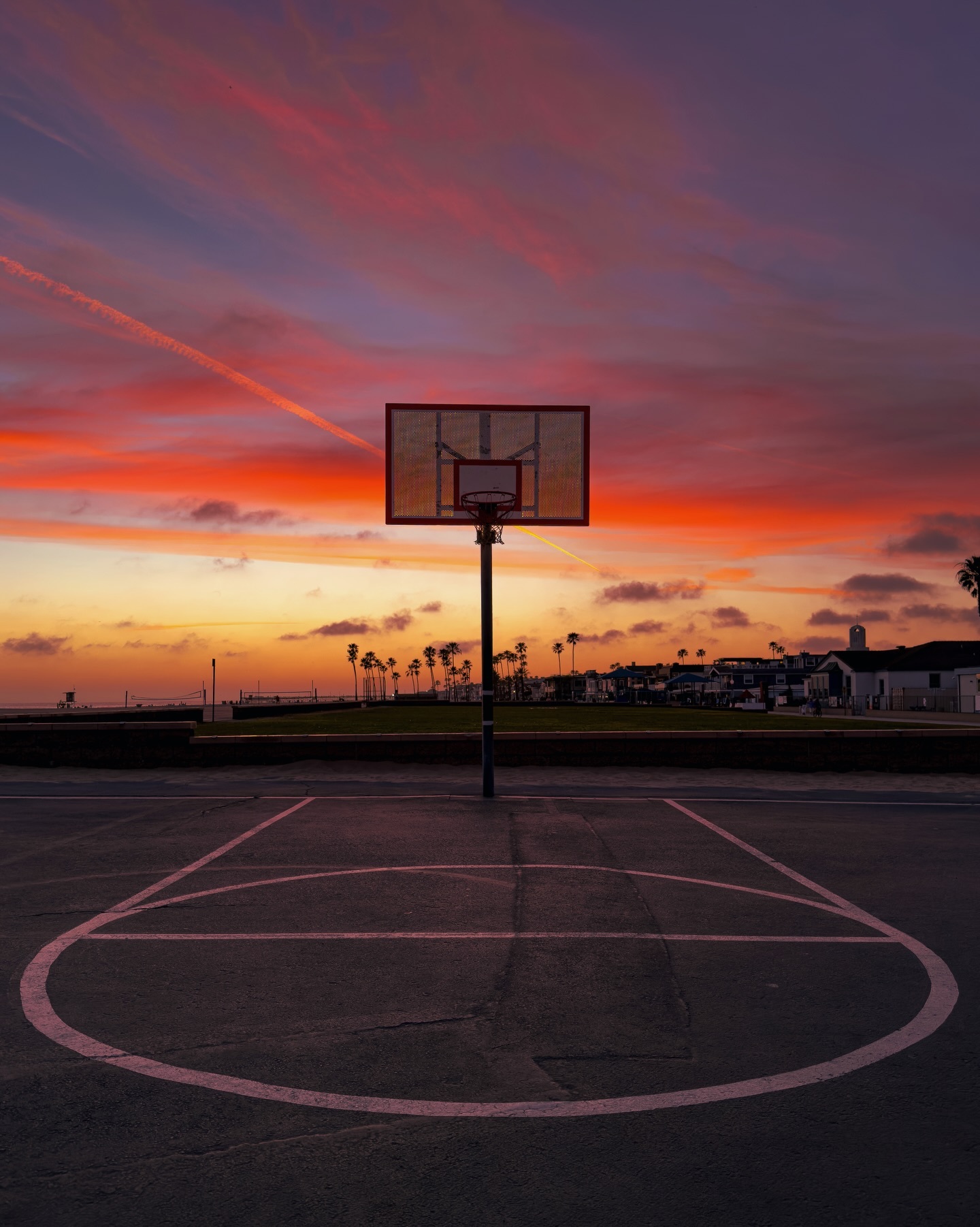 一个人不可能改变世界，世界也不会因你而改变。我们所能做的。就是适应这个世界，不钻