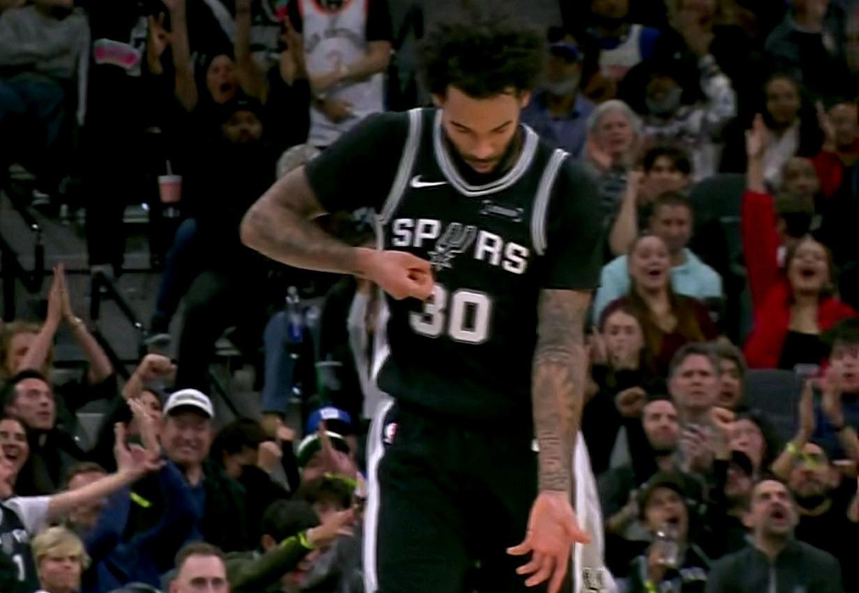 投疯了，彻底投疯了！

小人物的逆袭！在马刺主场打尼克斯的比赛中发生极其疯狂一幕