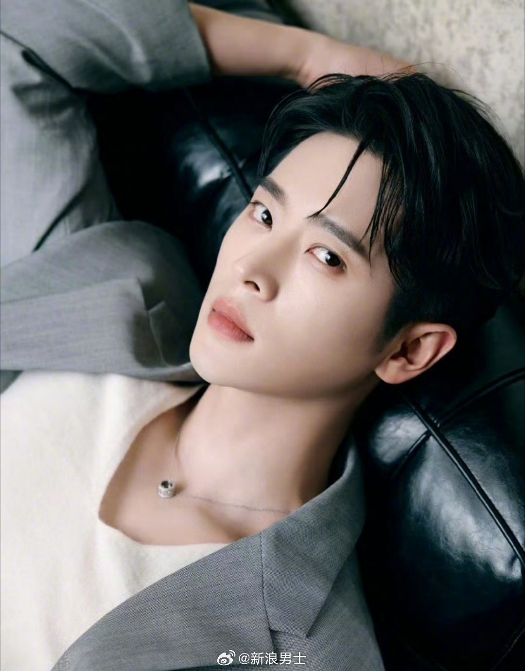 演员身着简约造型，演绎DAMIANI Belle Époque Reel浮光掠影