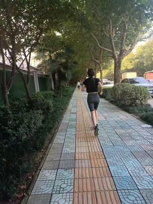 冬天早起去晨跑，说实话，这事儿根本不是在跟身体较劲，反而是在拯救自己的坏情绪。