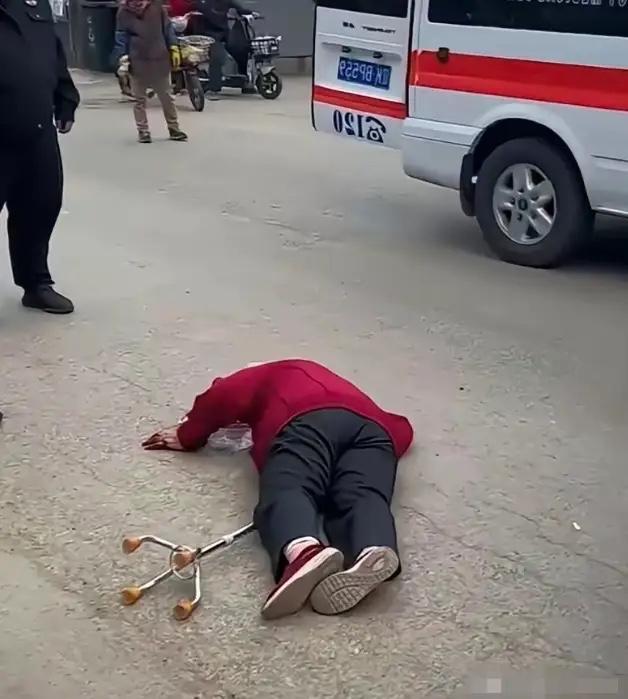 心寒！杭州阿姨摔倒流血躺路边25分钟，护士好心施救反倒被诬陷，换谁都委屈
 
刷