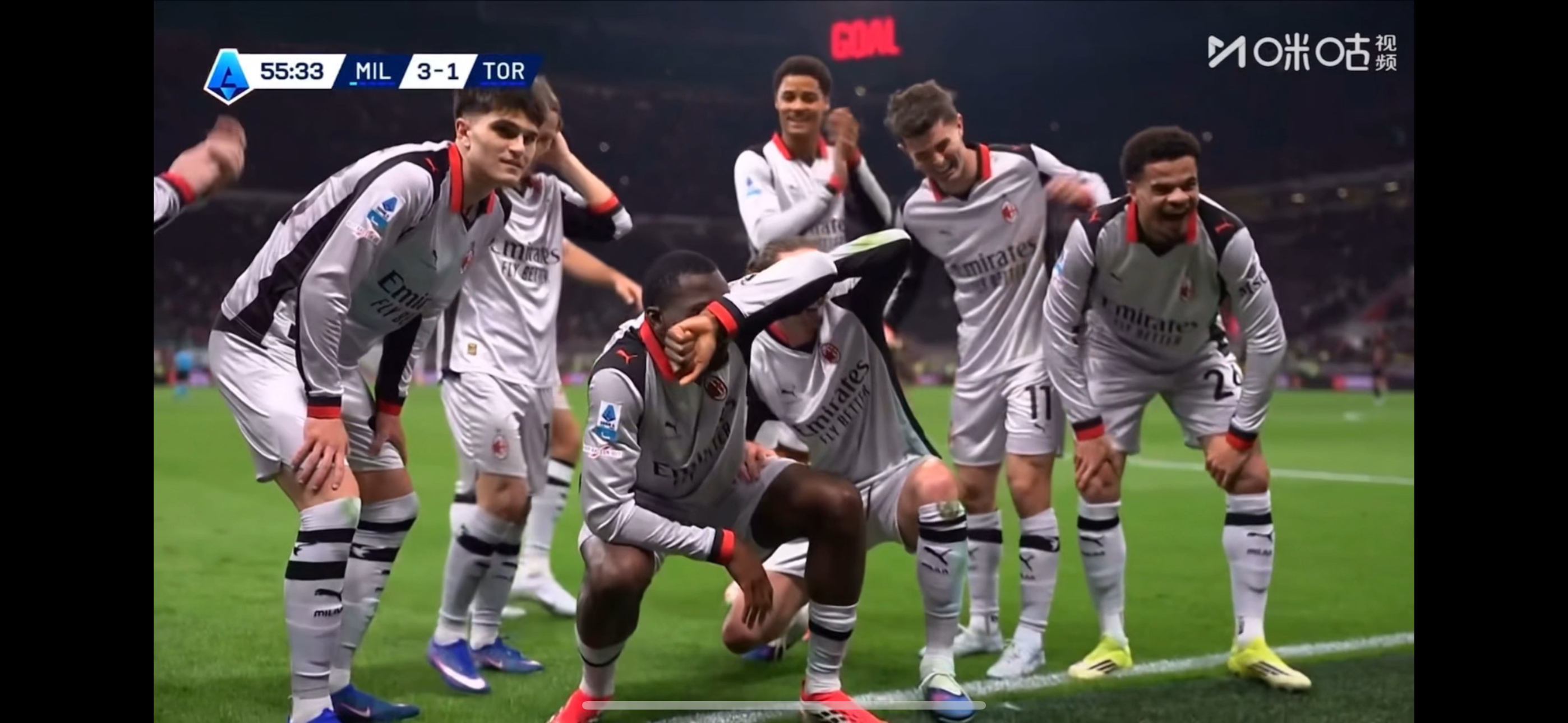 久违的笑容回来了，蒙眼+冲浪的合体庆祝！（一开始真没看出来美队的，感谢提醒了）等