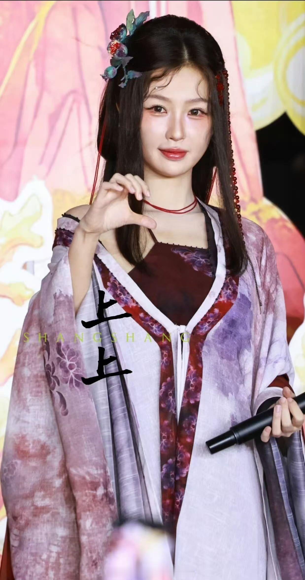 虞书欣念相思蚌精妆造横店开机路透刷屏，俊女靓男组合视觉暴击，光是路透已经狠狠期待
