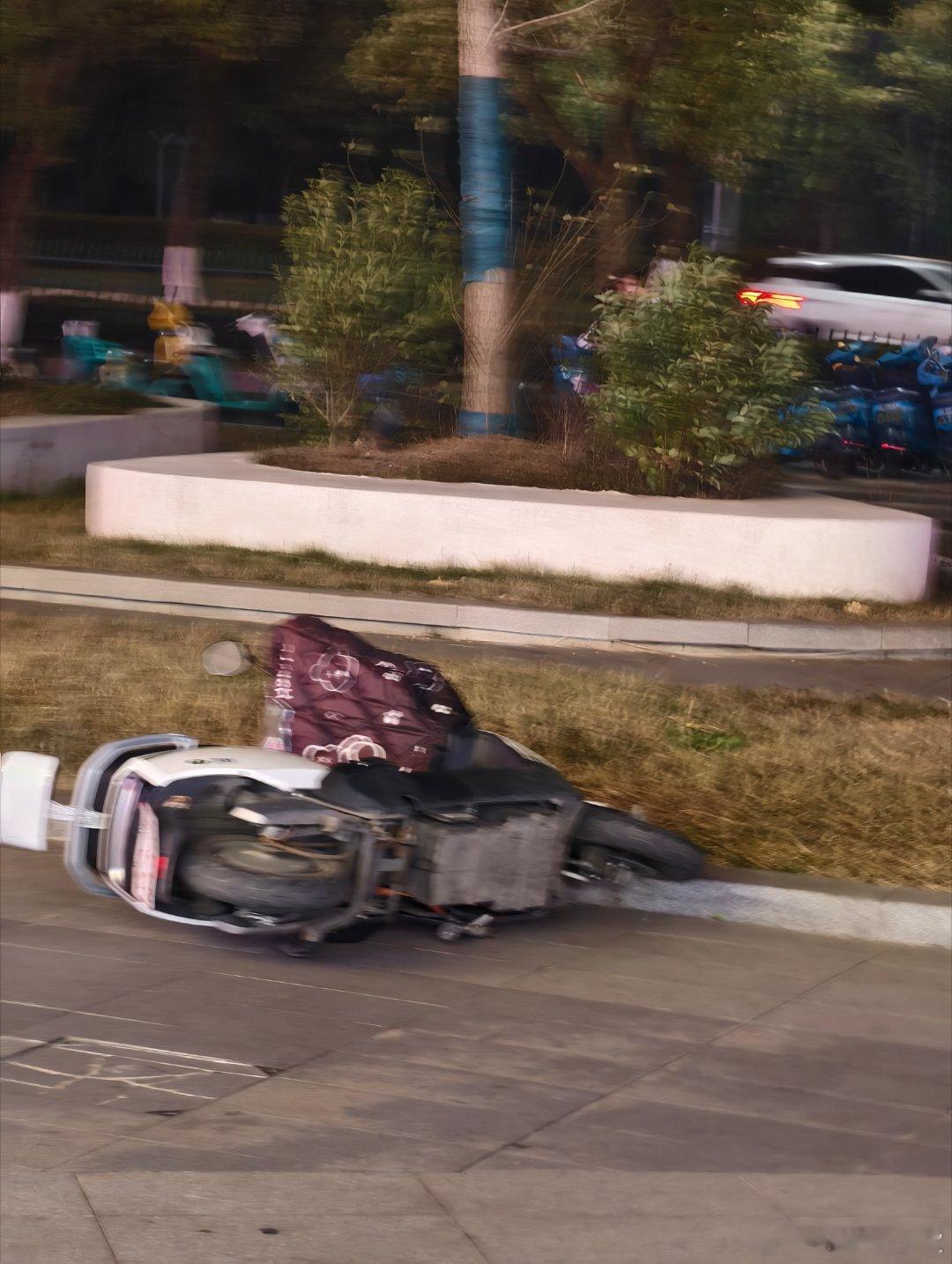 是谁还没感受过南昌的妖风发力看看这随处大小躺的电动车大概就懂了… 