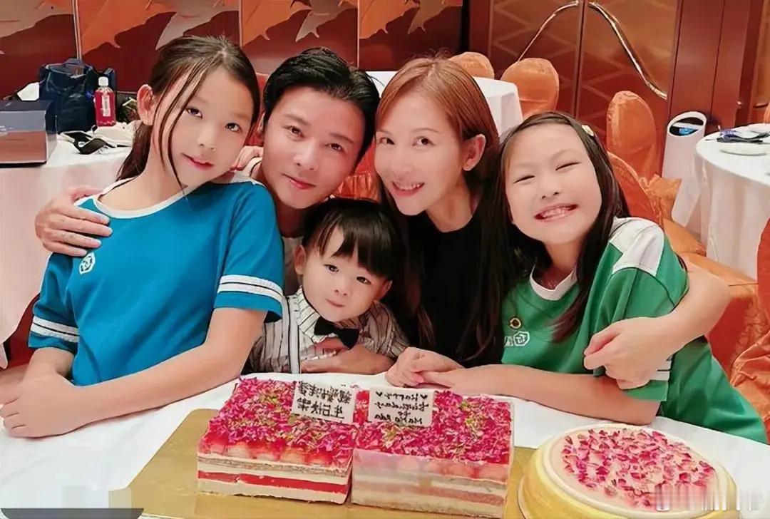 蔡少芬一家五口，蜗居客厅仅15㎡的香港小宅，房子虽小却很幸福 ​！ ​​​