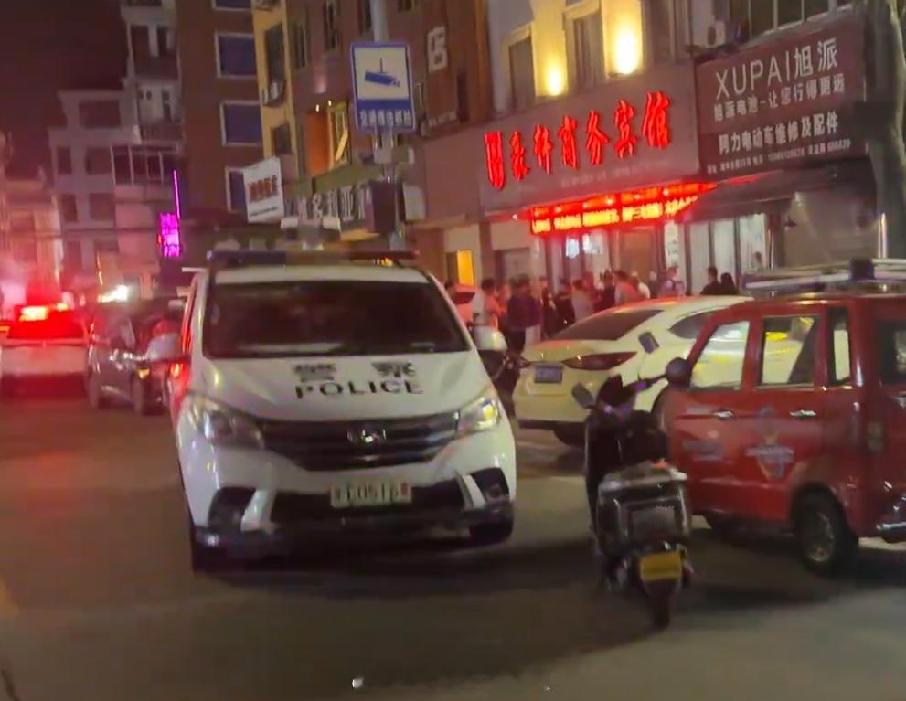 【男子死在了宾馆】昨晚，温州苍南。一名男子在宾馆内身亡，具体情况以官方后续通报为