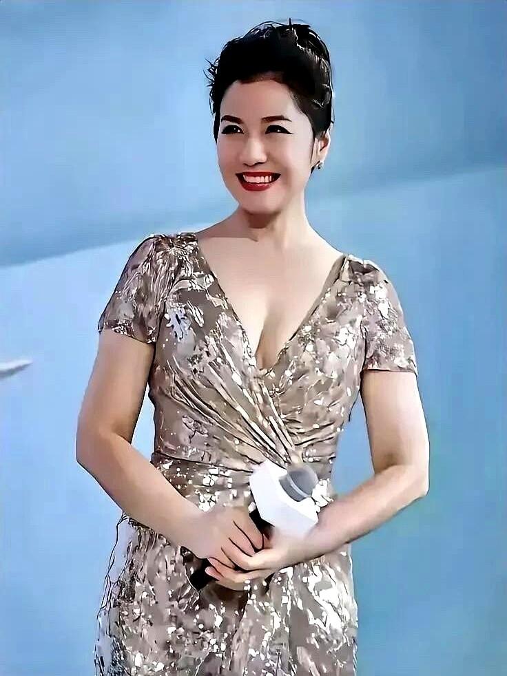 钟楚红靠自然美赢得喝彩，却引发另一层猜测。

她拒绝医美，坚持用天然护肤，强调心