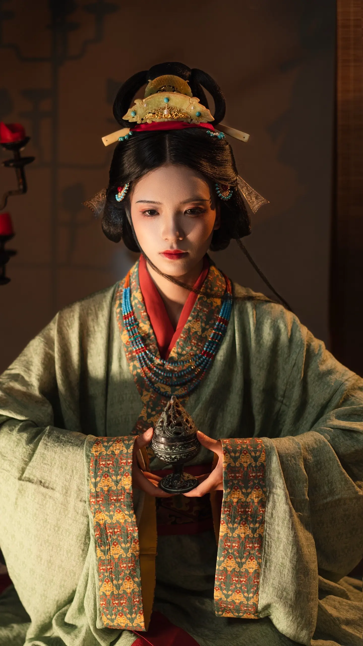 历史的尘烟堆积在裙摆！