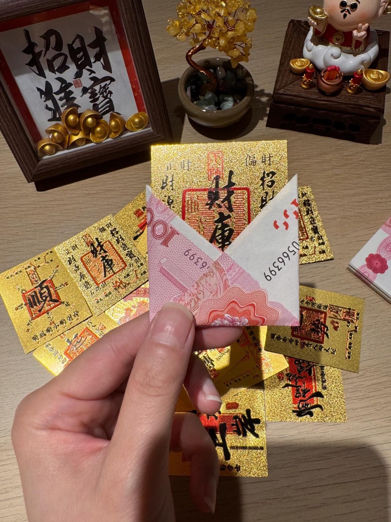 存钱，存钱，存钱，
一定要存钱。

月薪5800，却能每月存下5000！这位保洁