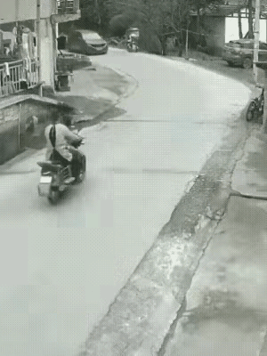 真的太危险了！现在不少电动车骑起来完全没规矩，尤其是转弯路段，简直让人捏一把汗。