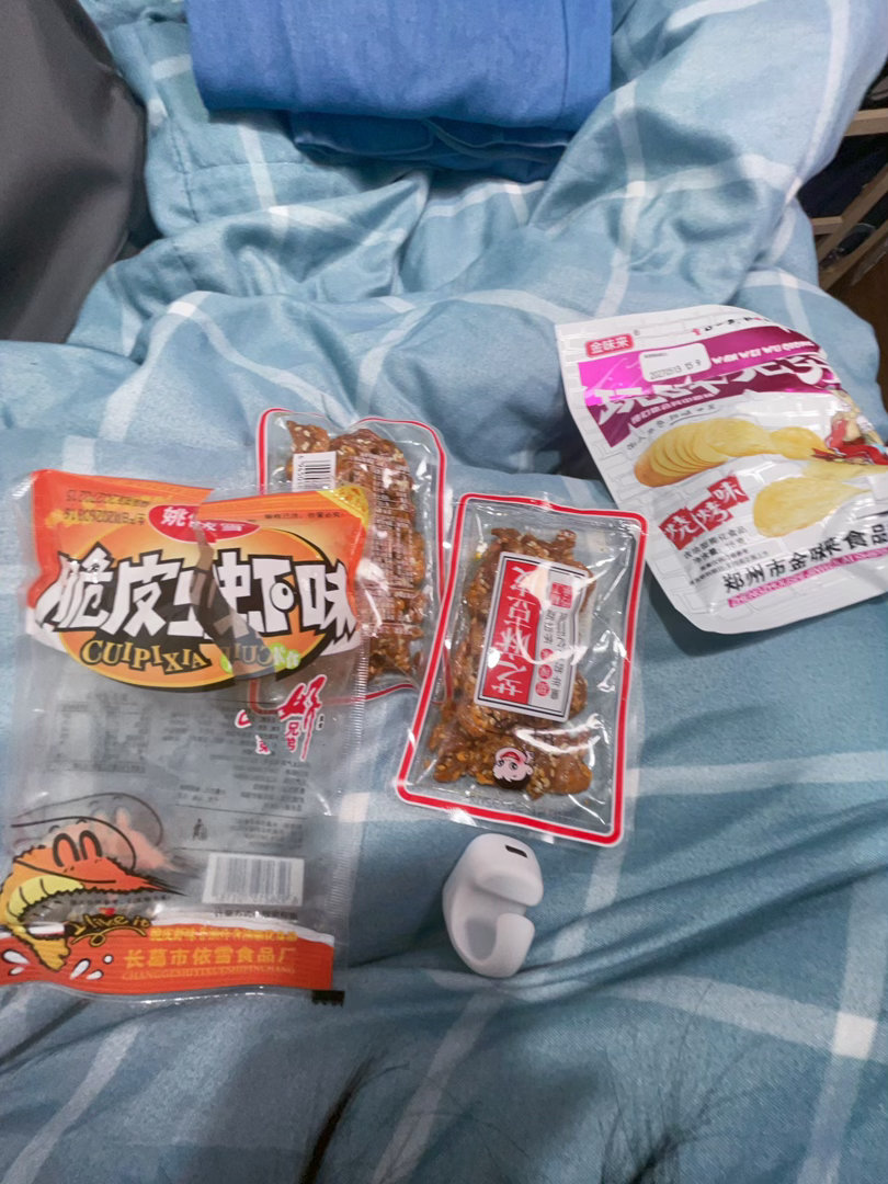 下铺妹妹投喂的零食 ​​​