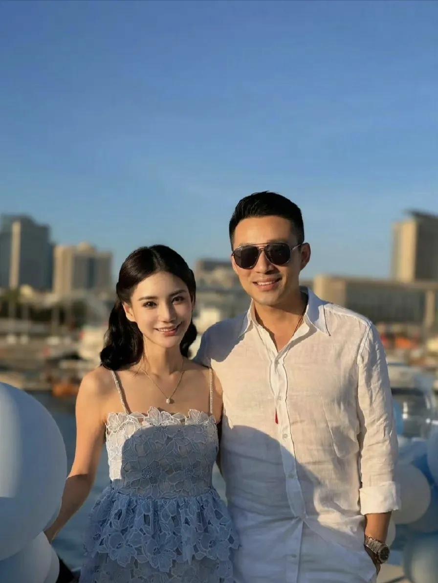 汪小菲陪马筱梅回台北庆祝生日，并借机拜访了岳父岳母。下车时，他手里提着一份精美的