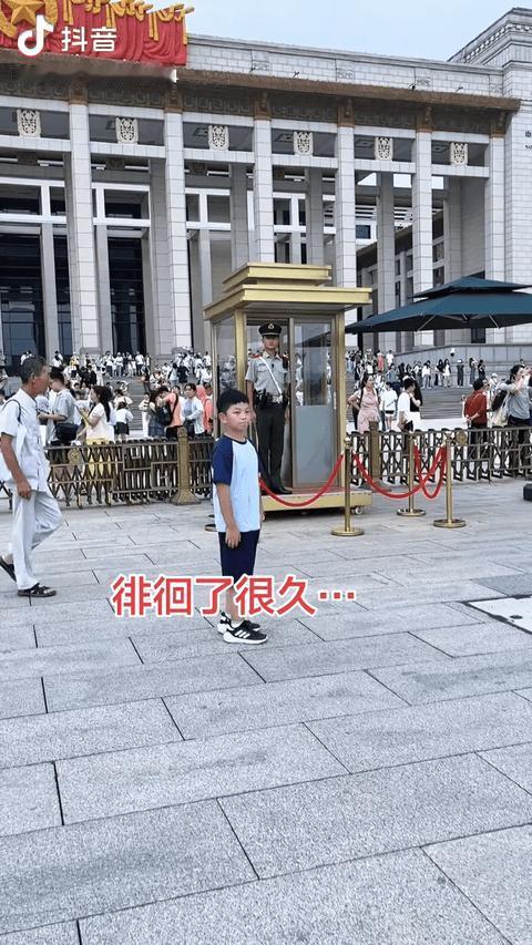 重庆男孩去北京旅游，在天安门广场上，他鼓起勇气向站岗哨兵敬礼，得到哨兵回礼后，男