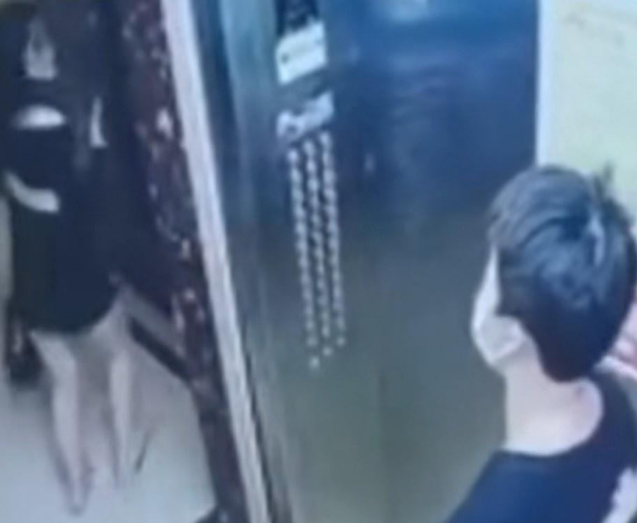 太恶心！男子尾随女子进电梯做出龌龊举动，对着女子裙子后方不可描述后，留下液体..