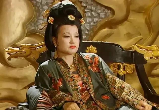 近日，刘晓庆在一场活动中再次以武则天的经典造型亮相，瞬间点燃了现场的热情。她身着