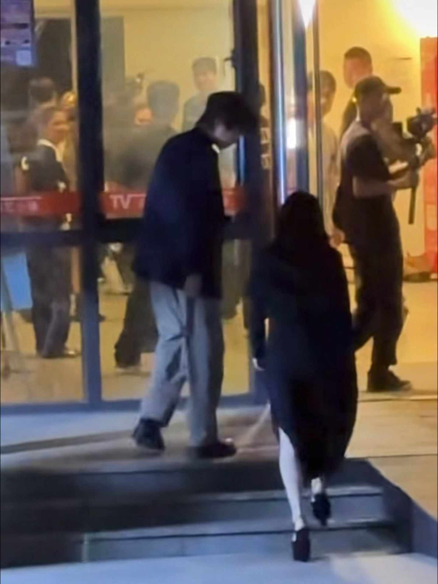 绅士轩轩…姐姐穿了高跟鞋，亚轩上完楼梯会停下来看脚下等姐姐…我的好宝宝好哥哥…?
