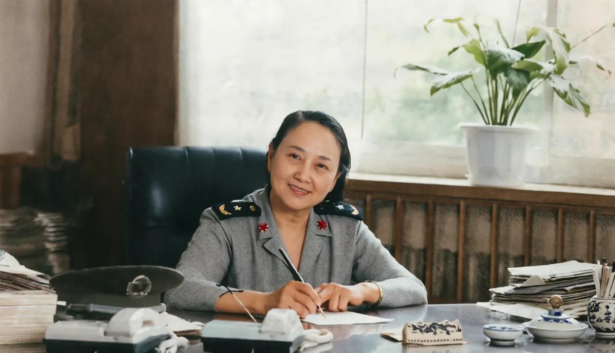 《英雄虎胆》中阿兰小姐的扮演者王晓棠，虽已年迈，却依旧精神矍铄、风采动人。她曾任