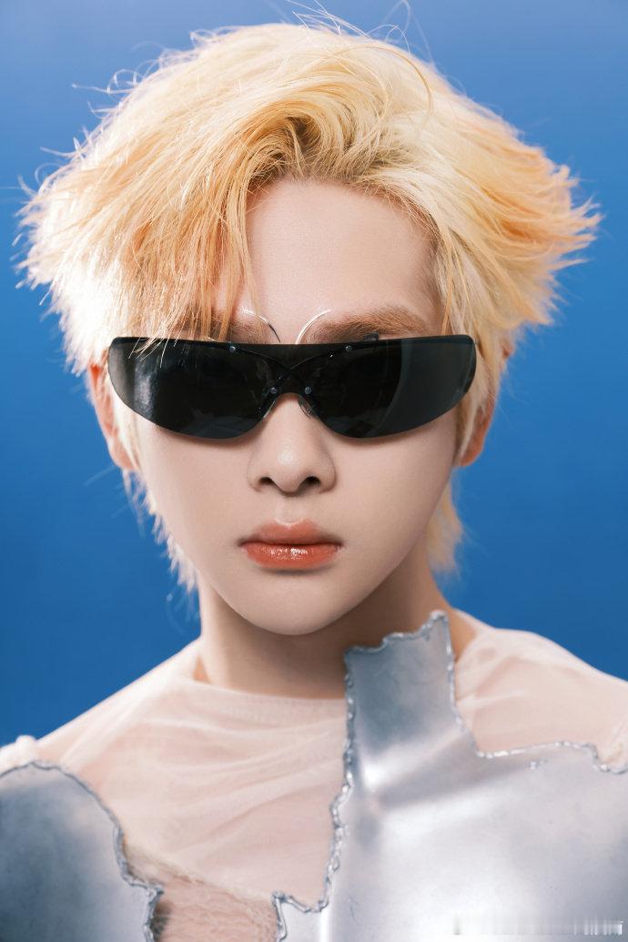 周震南在台上找电池谁被这波小插曲戳中笑点！周震南大眼音乐节喇叭没声，找电池找得手