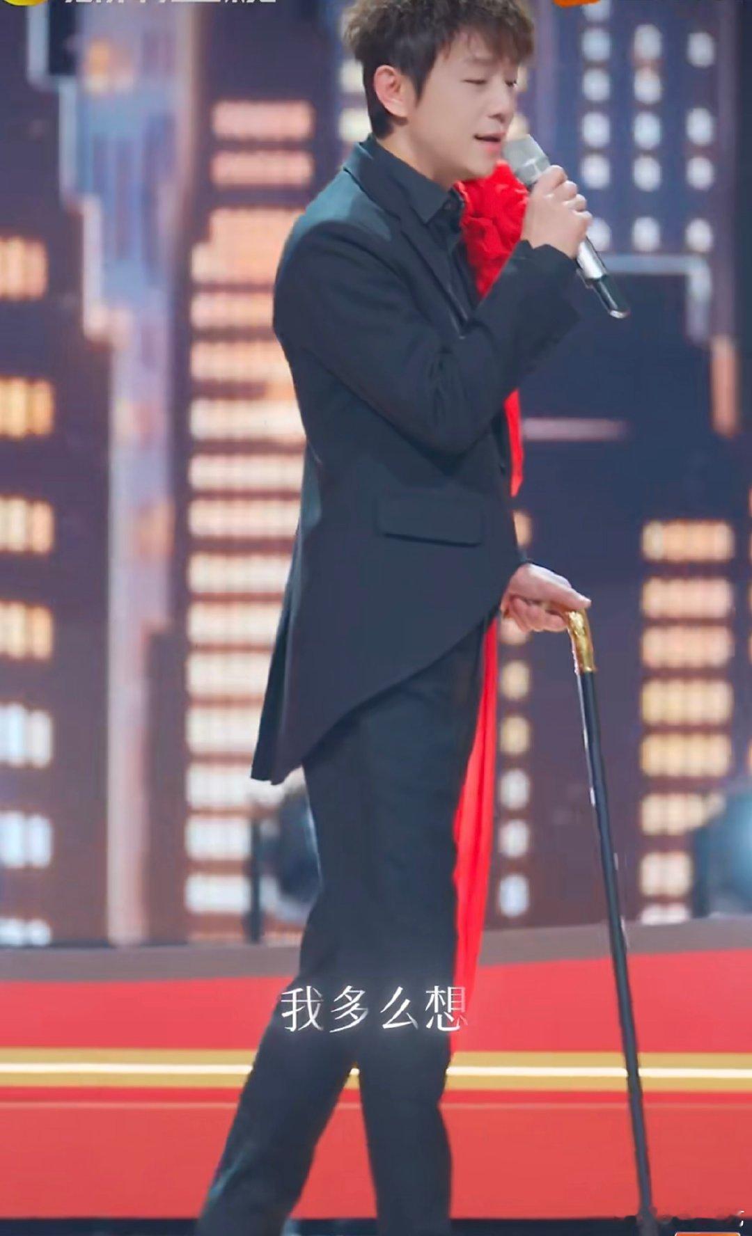 何炅复刻陈奕迅春晚舞台舞台名场面再现！何炅精准复刻经典穿搭，倾情演绎《好久不见》