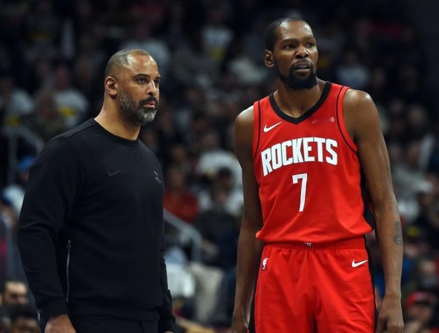 詹姆斯末节超神，湖人翻盘失败；杜兰特怒摔水瓶，火箭再被翻盘。

北京时间1月10