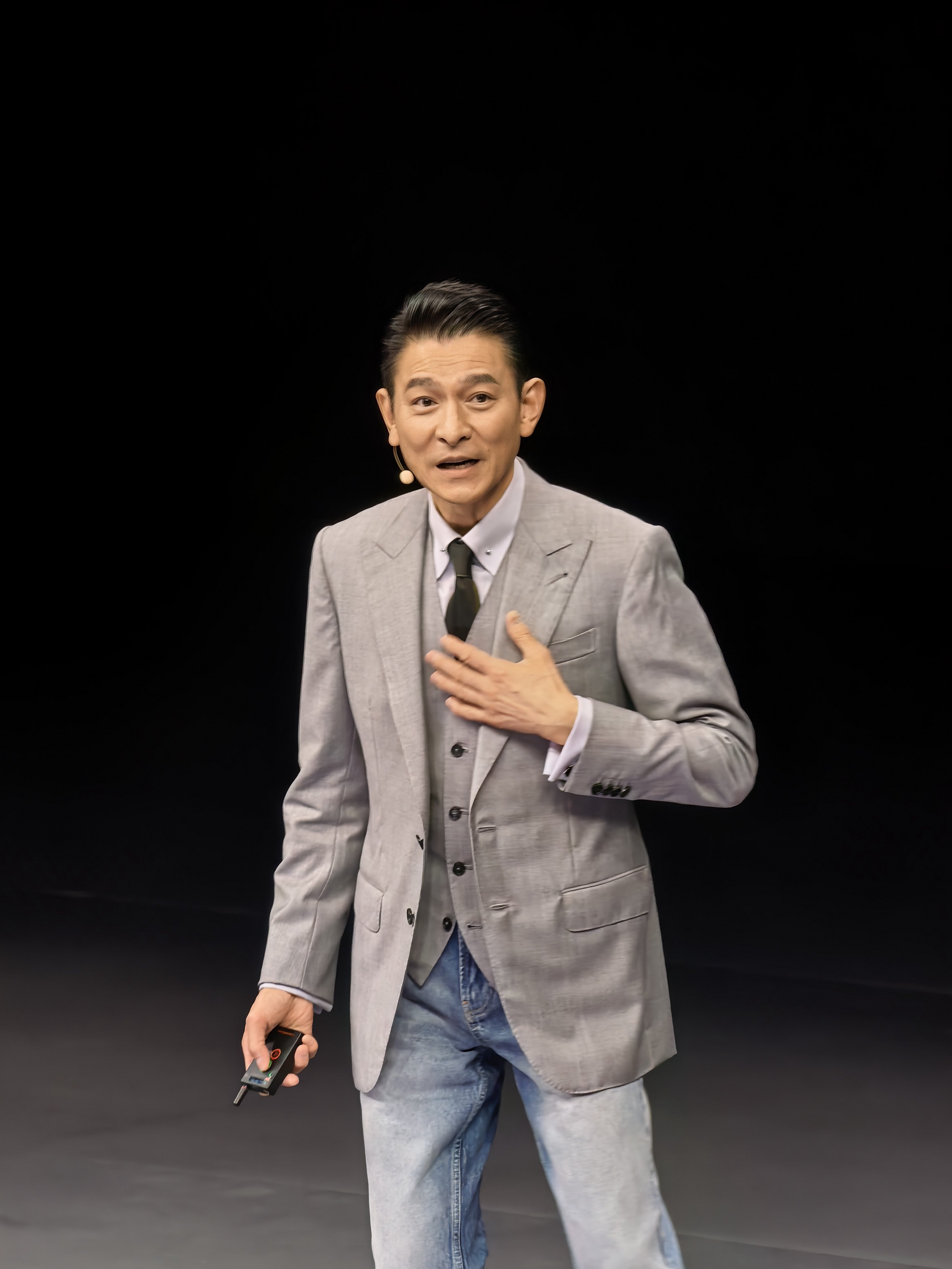 再来一组刘德华。刘德华出席华为发布会华为展翼三折叠及阔直板发布会 ​​​