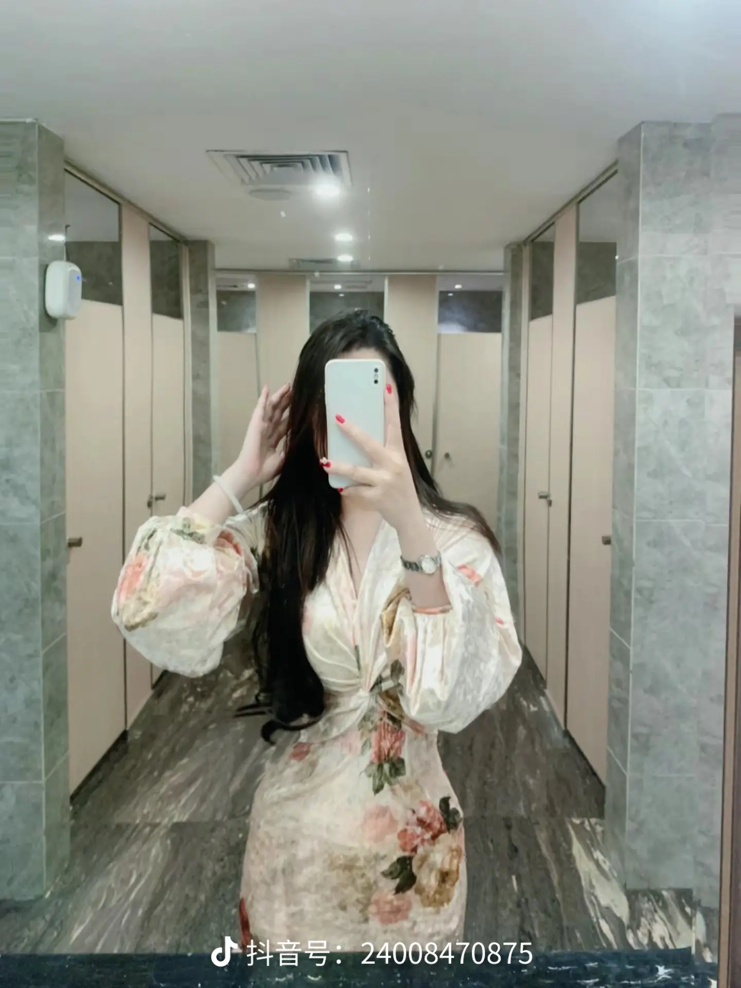 入了心的人 怎么能靠时间和新欢来忘记。“新的一年 如果还要流眼泪的话 我希望是被爱而流眼泪 希望我们在平凡的日子里 都拥有感知细碎幸福的能力” 
