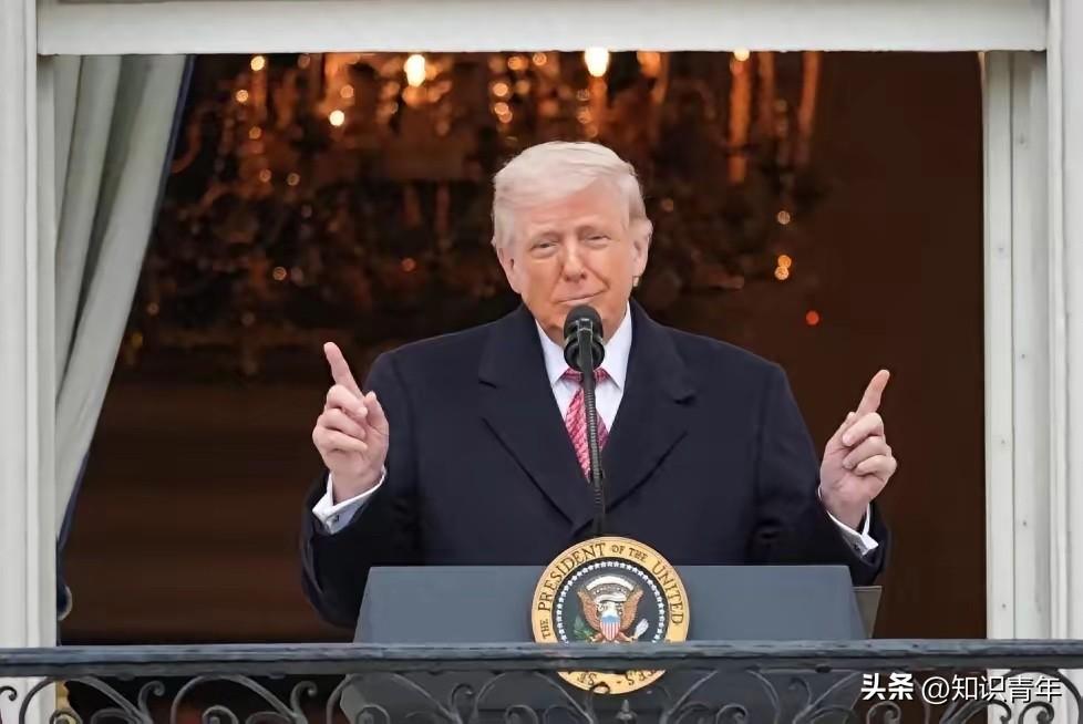 笑不活了！美国总统特朗普在白宫办活动对着几百号人发言，竟然被一辆金色拖拉机给“带