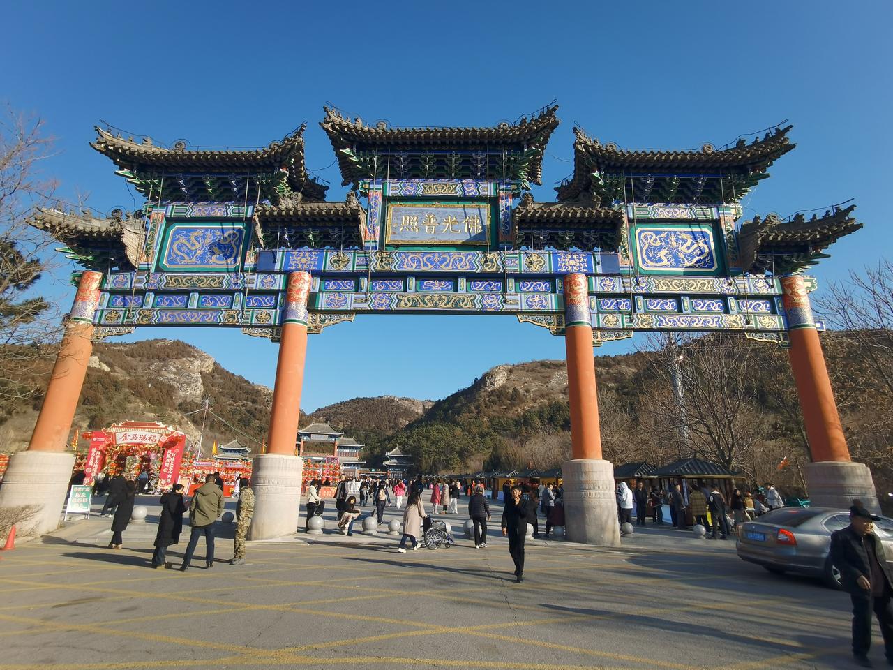 辽宁朝阳凤凰山不错，但我要吐槽一下。

到凤凰山脚下是下午三点半，因为景区说明是