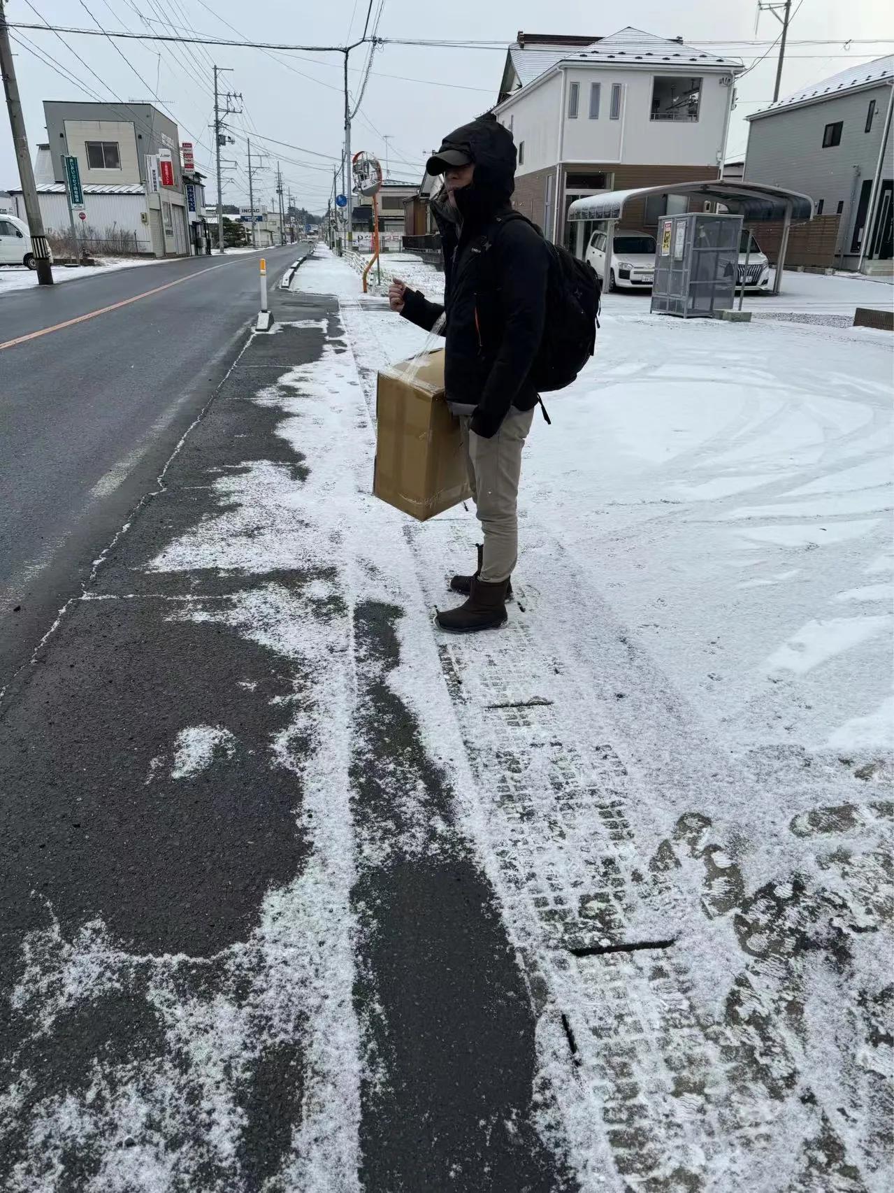 看图写作文：“就这样走了2公里。”

你们会怎么写？