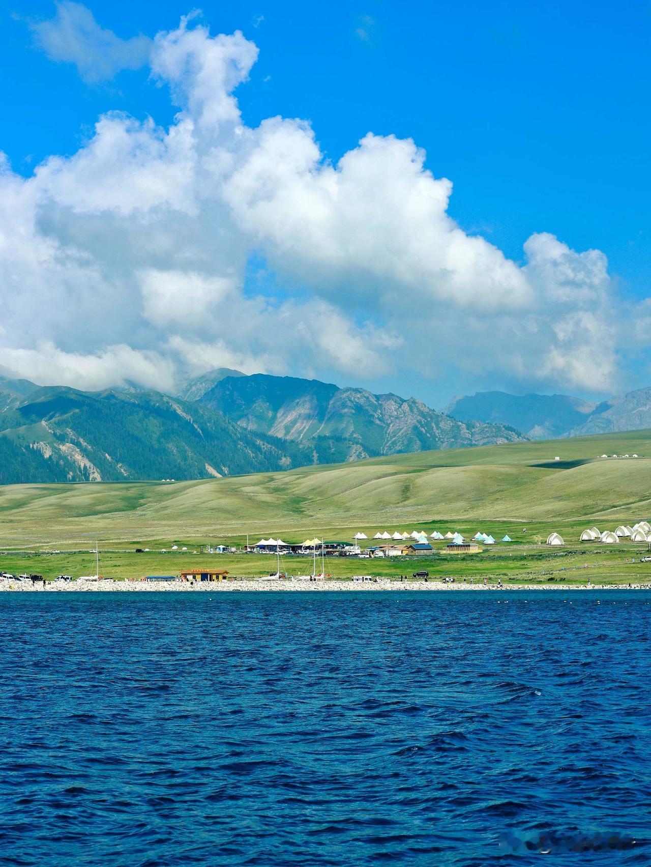 夏天的新疆，一眼沦陷
夏天的新疆，是不需要滤镜的人间仙境。
雪山、草原、湖泊、花