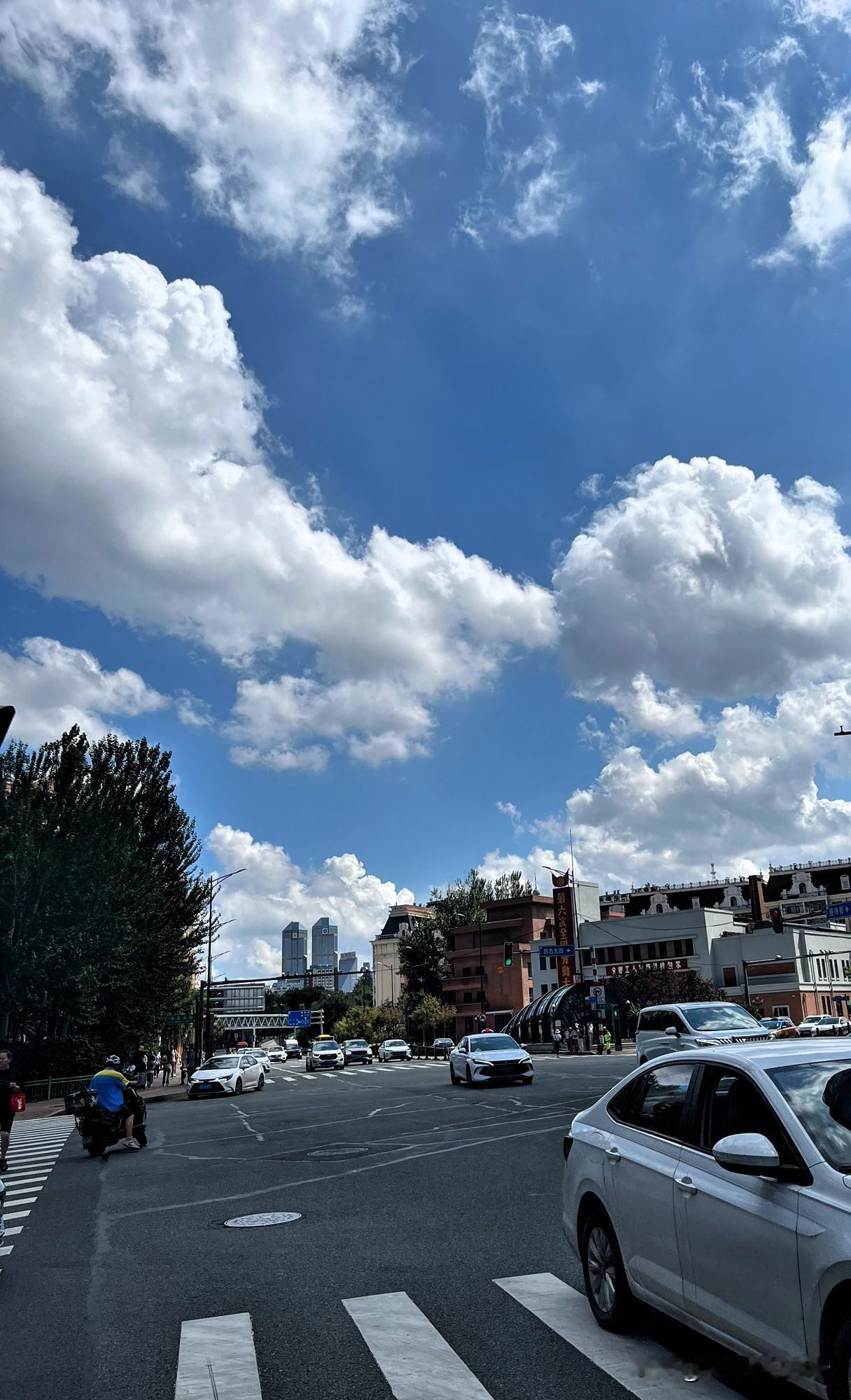 天空总会用不同的姿态，呈现不同的美。