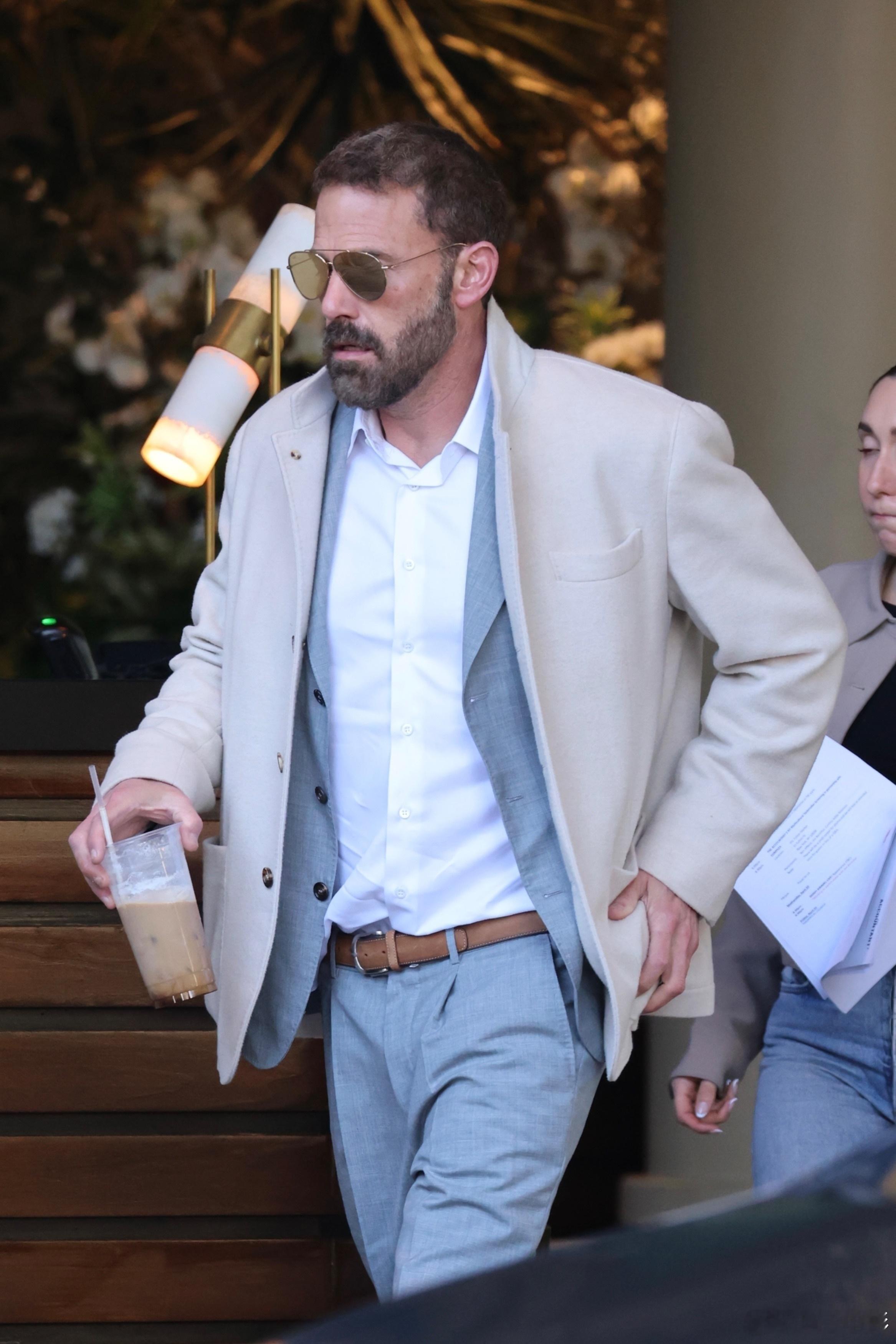 【高清】本·阿弗莱克3月22日街拍。Ben Affleck is seen ar