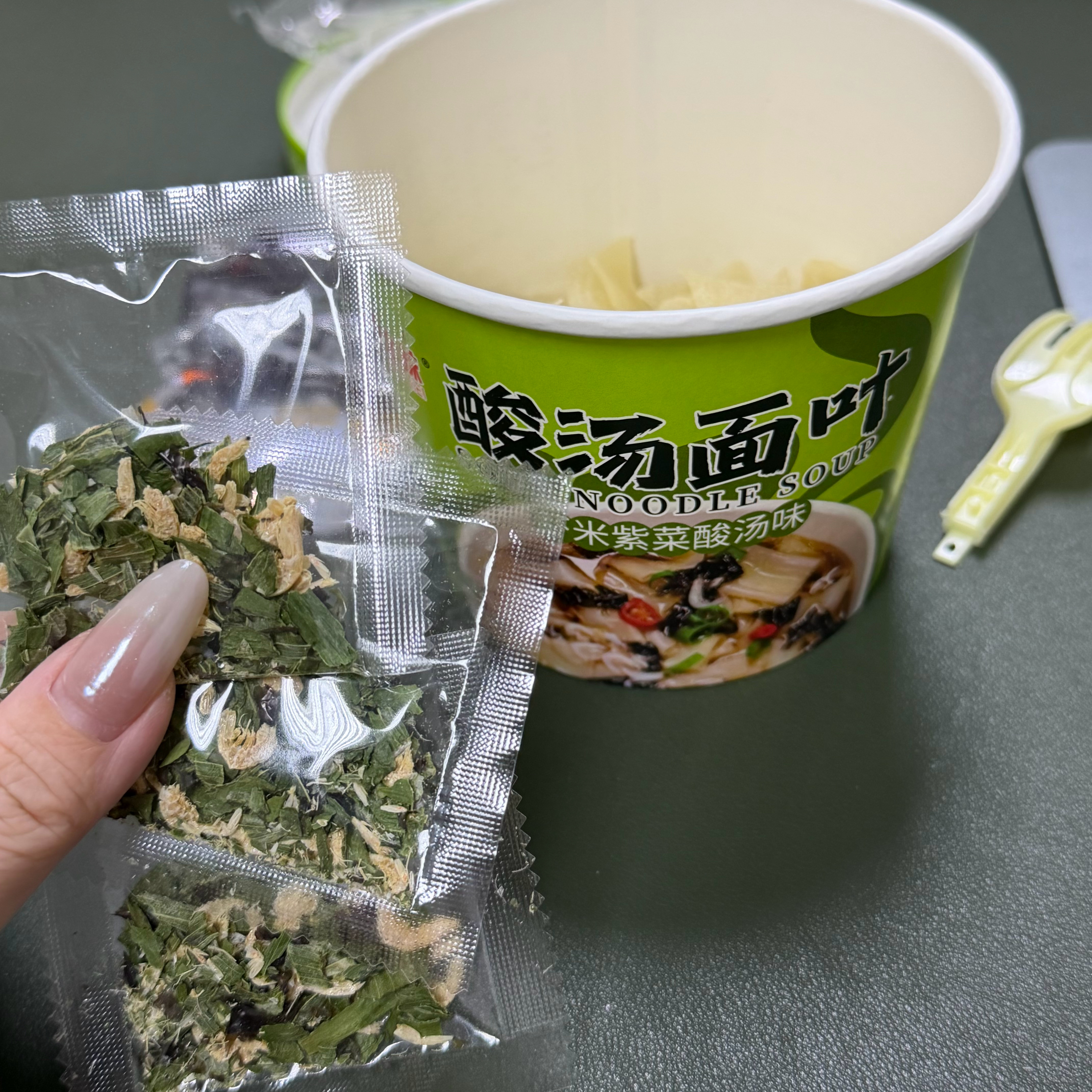 那两位幸运儿吃嗨幺妹的酸汤面片没有菜包 请联系我 你的菜包在我这呢 