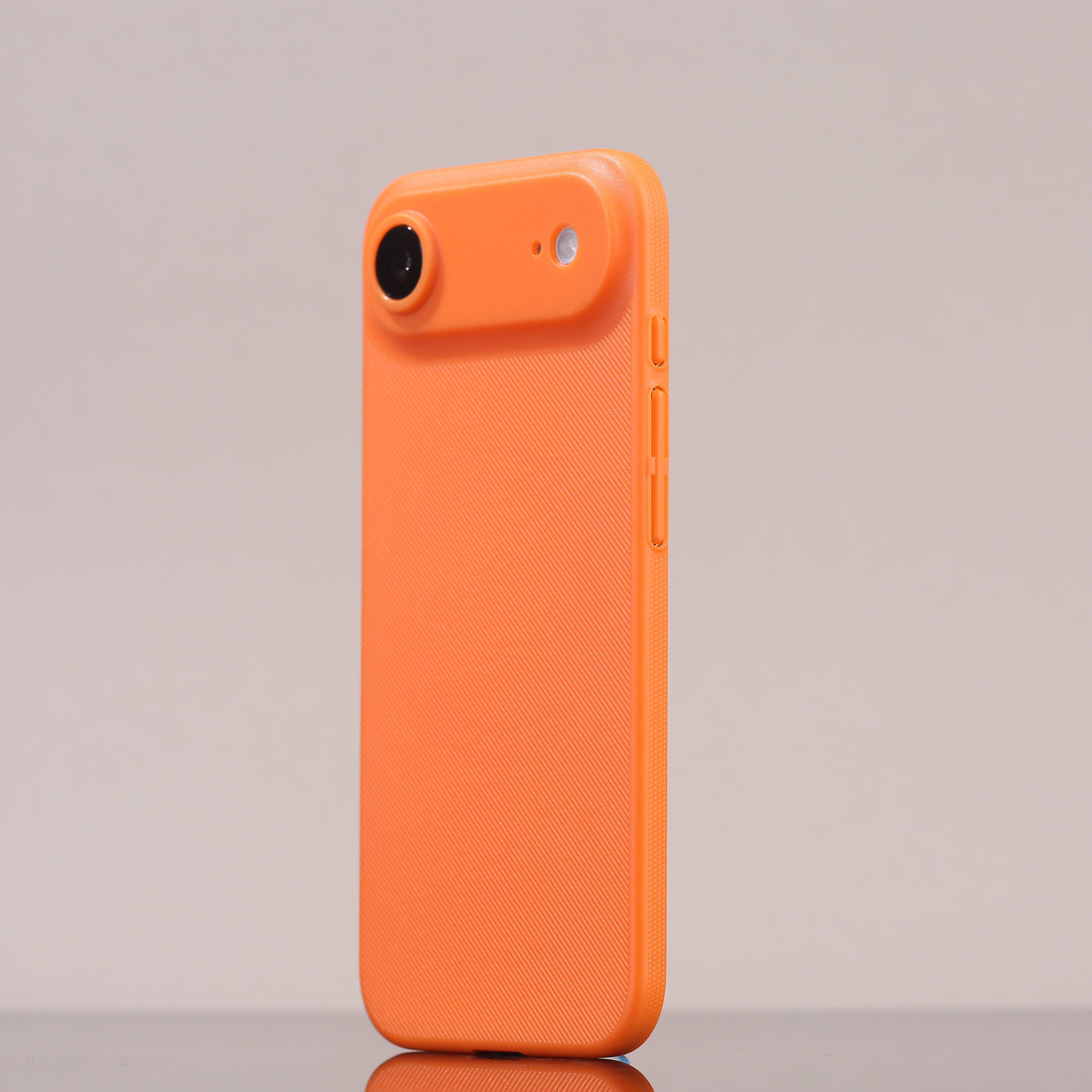 “秒变”橙色 iPhone Air