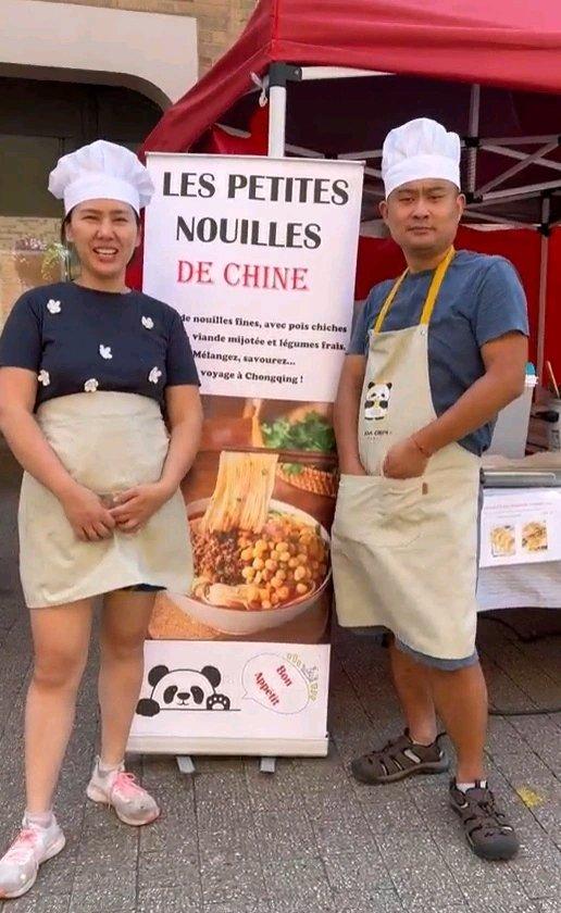 重庆二孩妈妈汪莉太牛啦！今年6月博士后丈夫失业，为了养家，她在比利时摆摊卖中国美