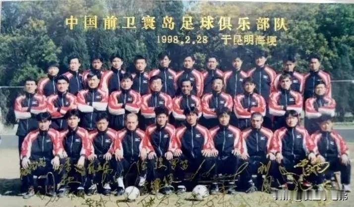 考古前卫寰岛:当年抢了多少球员，才迫使足球出台“摘牌制度”？
说起金元足球，第一