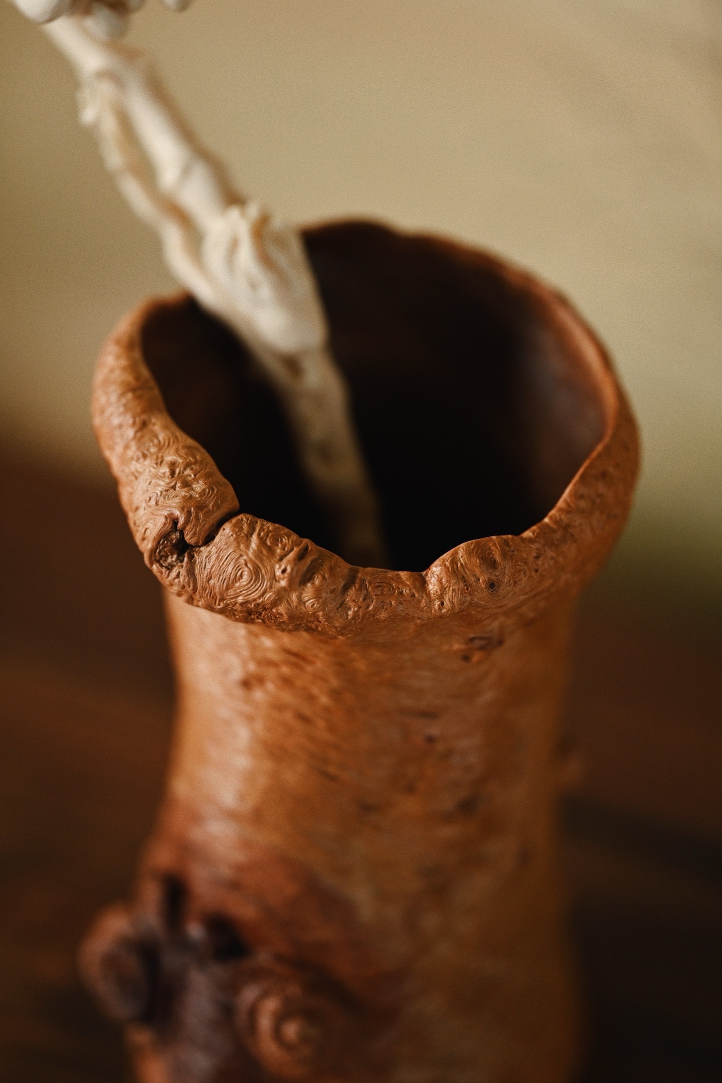 荔枝木 | 安居乐业 笔筒随形雕琢而成，保留天然纹理，富含野趣与岁月之沧桑。筒壁