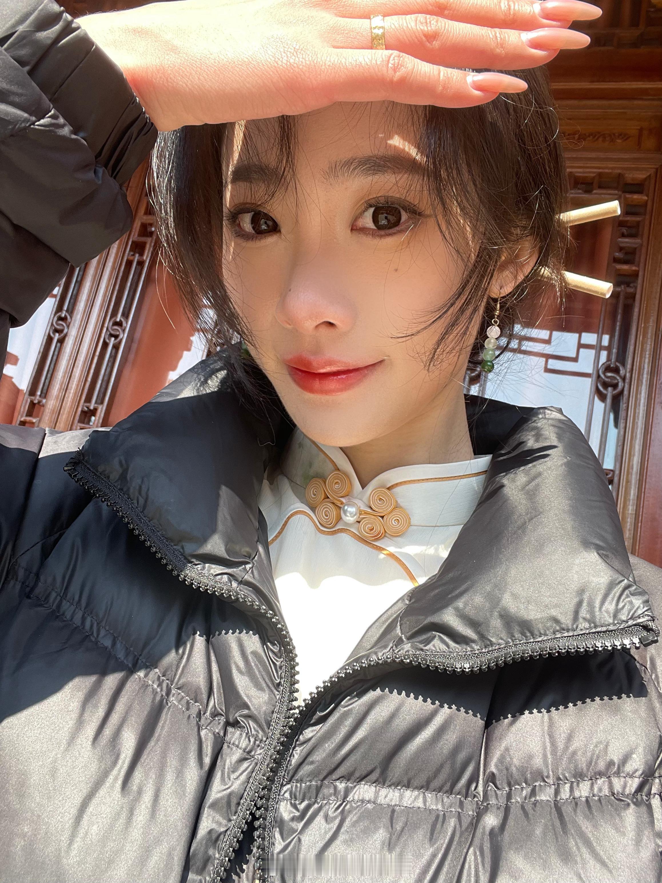 5度拍旗袍 这钱活该我賺！ 拍完还能带小狗出来玩交友 好强[摊手] ​​​