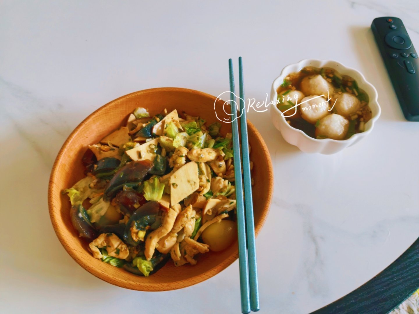 生酮记录 day40:凉拌鸡胸肉皮蛋豆干生菜鱼丸汤 