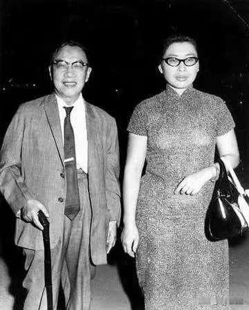 1956年，国学大师钱穆，61岁时三婚迎娶27岁胡美琦。新婚夜，他盯着如花似玉的