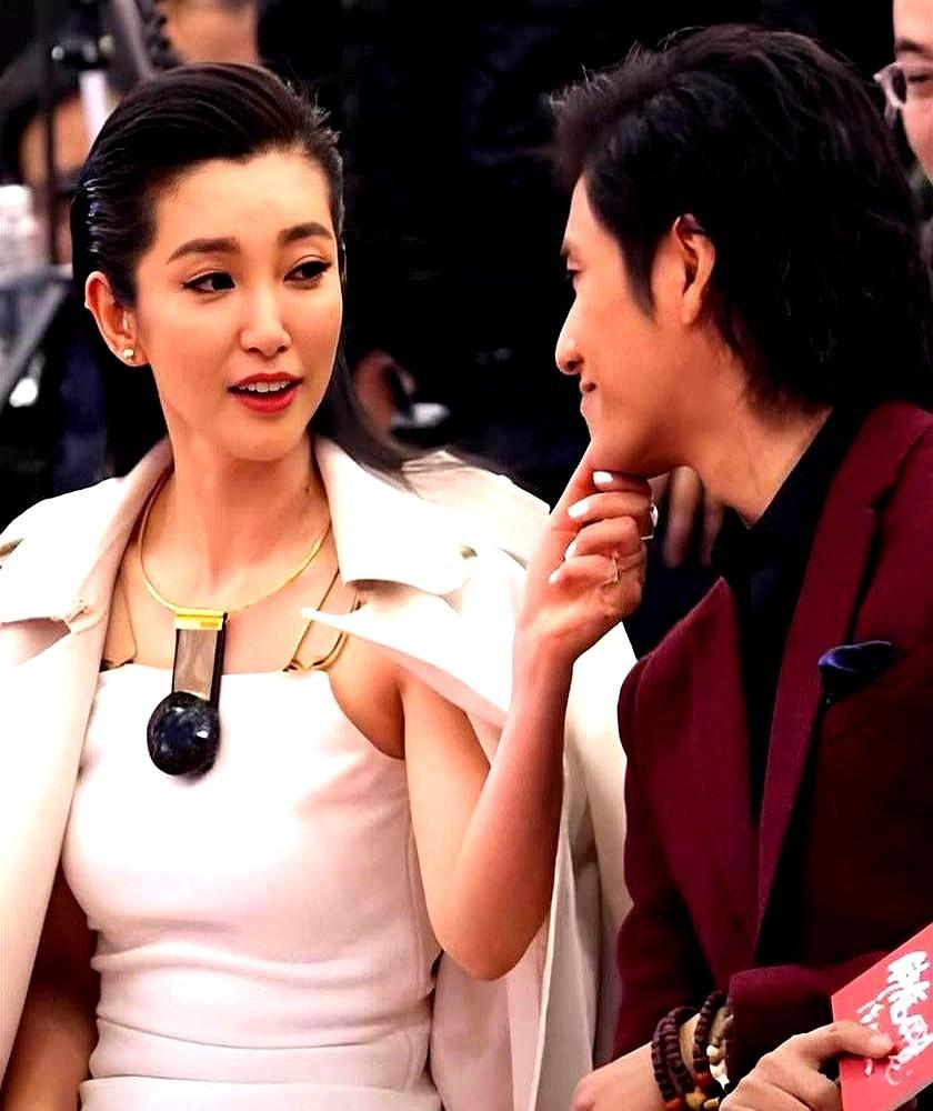 李冰冰当众亲了陈坤！

这事儿发生在《钟馗伏魔》的宣传现场。李冰冰开玩笑说，跟陈