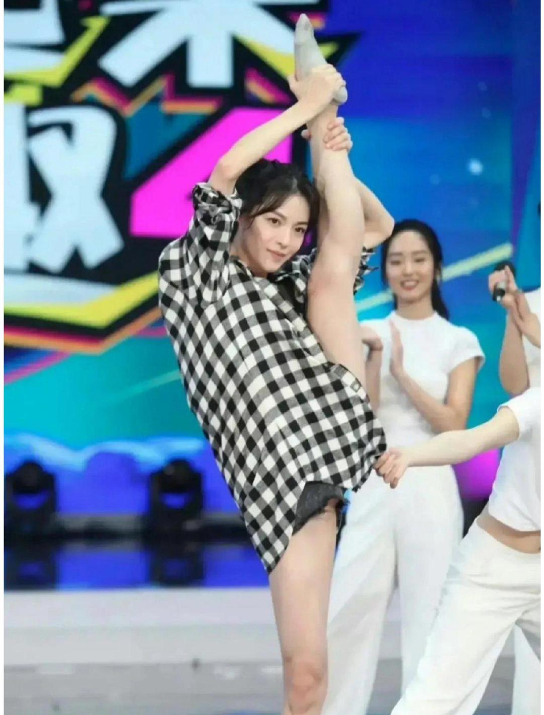 当年给钟楚曦拉衣角的是苗苗！钟楚曦表演一字马，但衣服不太合适，一不小心就会走光，