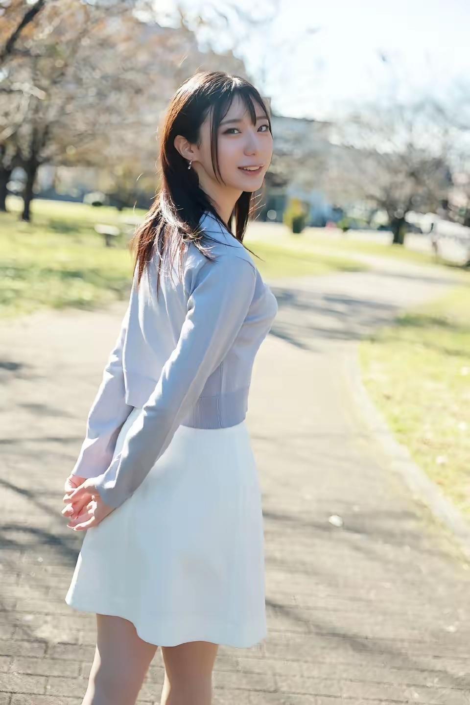 阳光明媚的午后，漫步在公园小径上，少女轻笑，岁月静好。