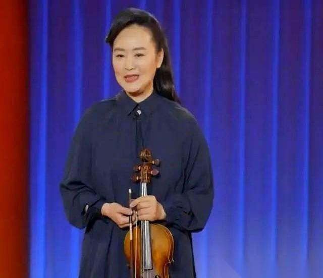 我得缓缓。
快60岁的孙小梅，刚忙完一台大晚会，扭头又扎进了新节目的录制。
这精