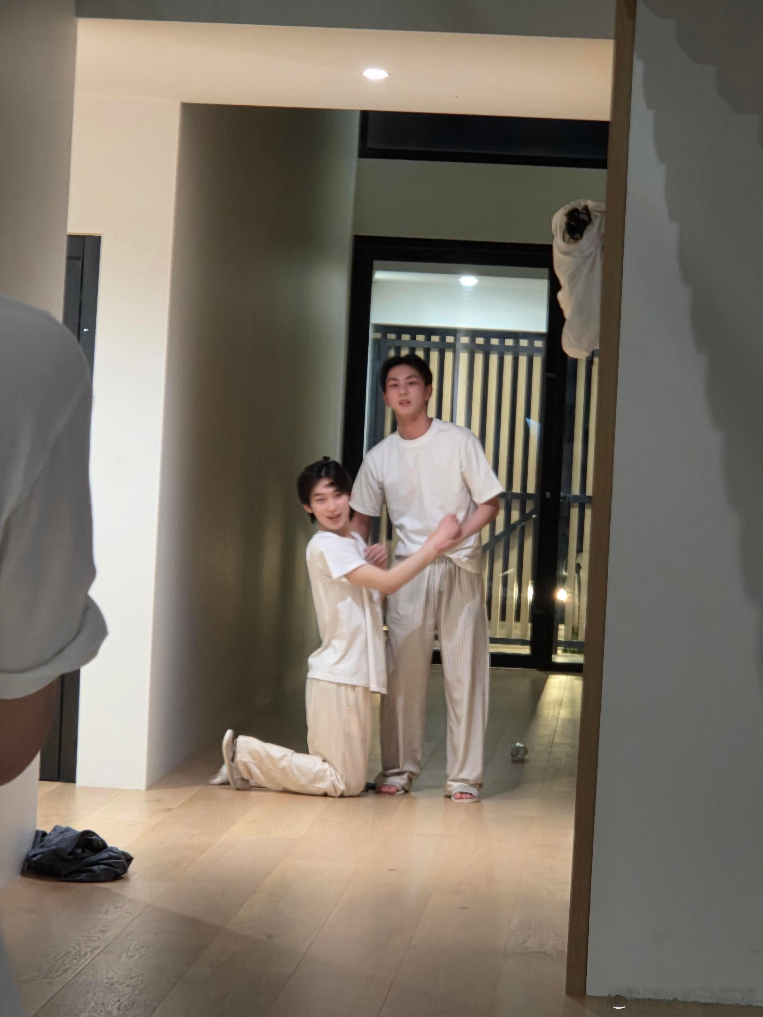 朴成训妻子金善禹跪着为梁祯元那啥被朴成训发现 