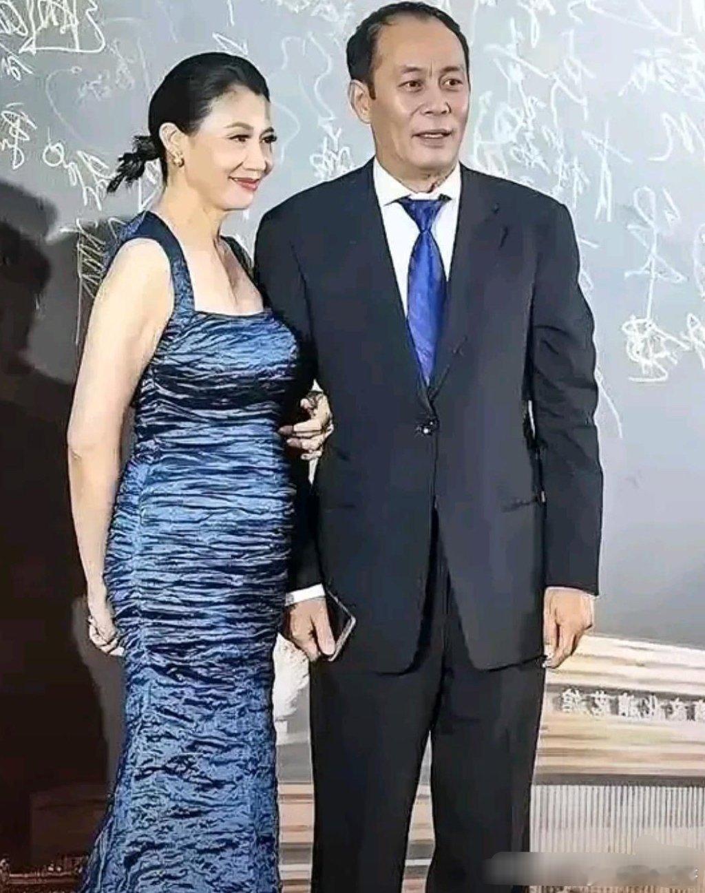 张光北的老婆可真是自信满满啊，都快六十岁的人了，还穿着紧身裙就上台。那肚子大得都