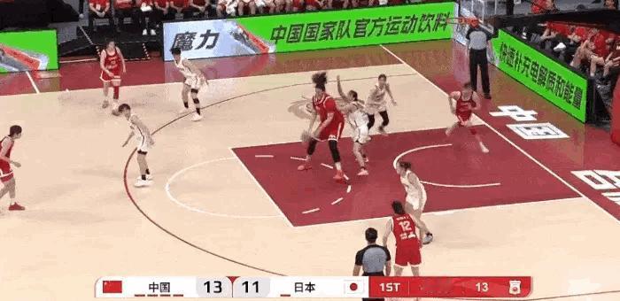 痛快！半场赢了20分！这个半场，中国队以日本队的特点打日本队，义无反顾冲击内线，