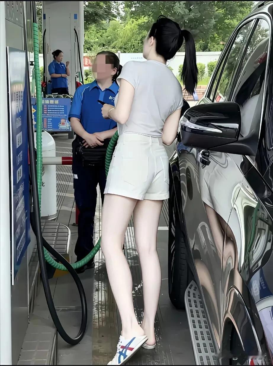 这位加油站加油的女孩，家境优渥，生活品质颇高。即便如此，加油时她眼神依然专注，紧
