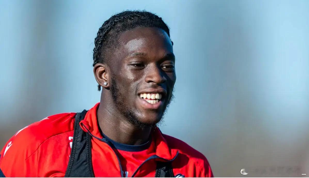 官方公告，已租借加盟英冠球队考文垂城，租借期至本赛季结束。这位20岁的边锋去年1